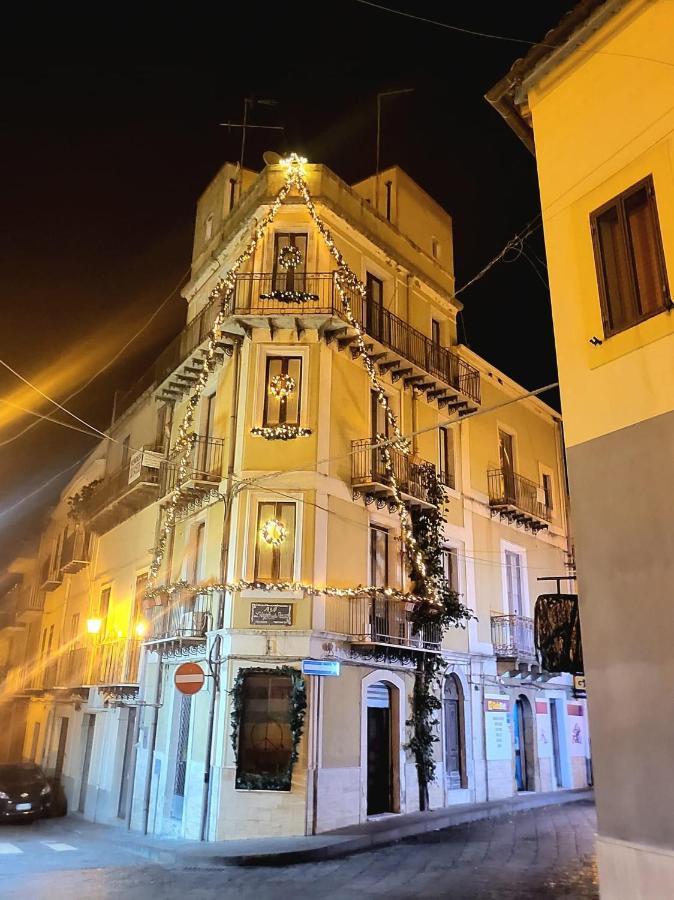 B&B L'Angolo Sulla Piazza Mirabella Imbaccari Exterior photo