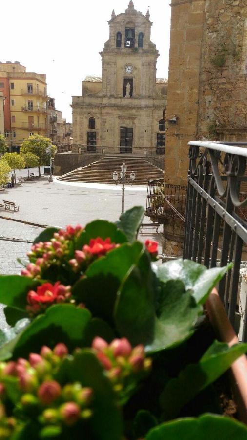 B&B L'Angolo Sulla Piazza Mirabella Imbaccari Exterior photo
